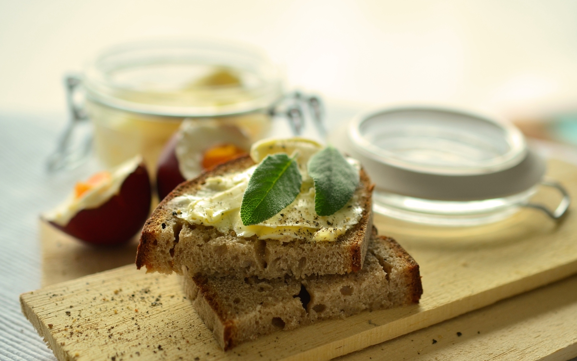 Кусочки хлеба с маслом на столе