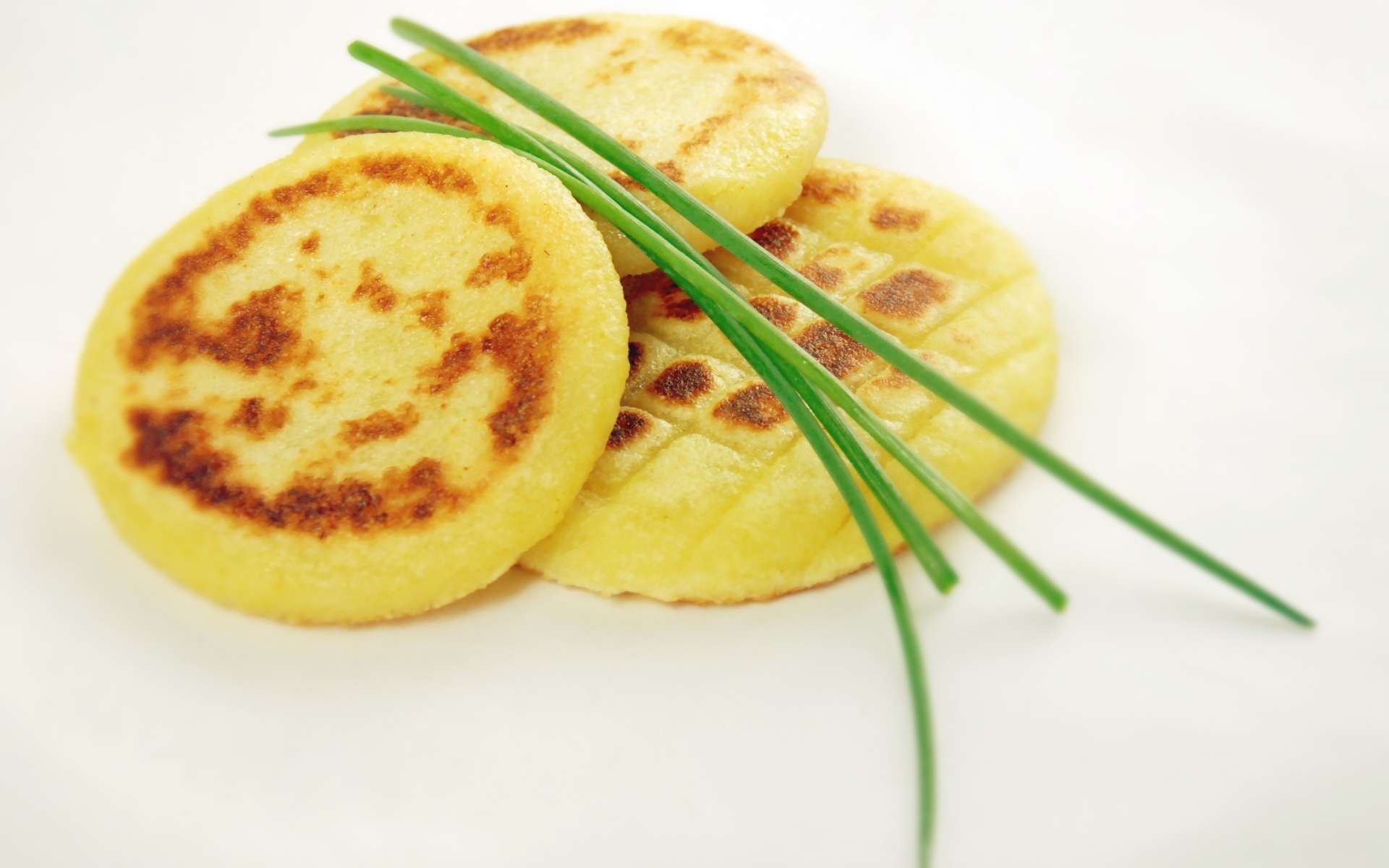 Картофельные оладьи с зеленом луком на столе