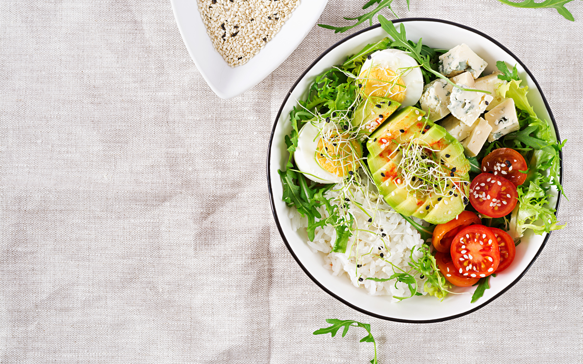 Рис с овощами и авокадо в тарелке