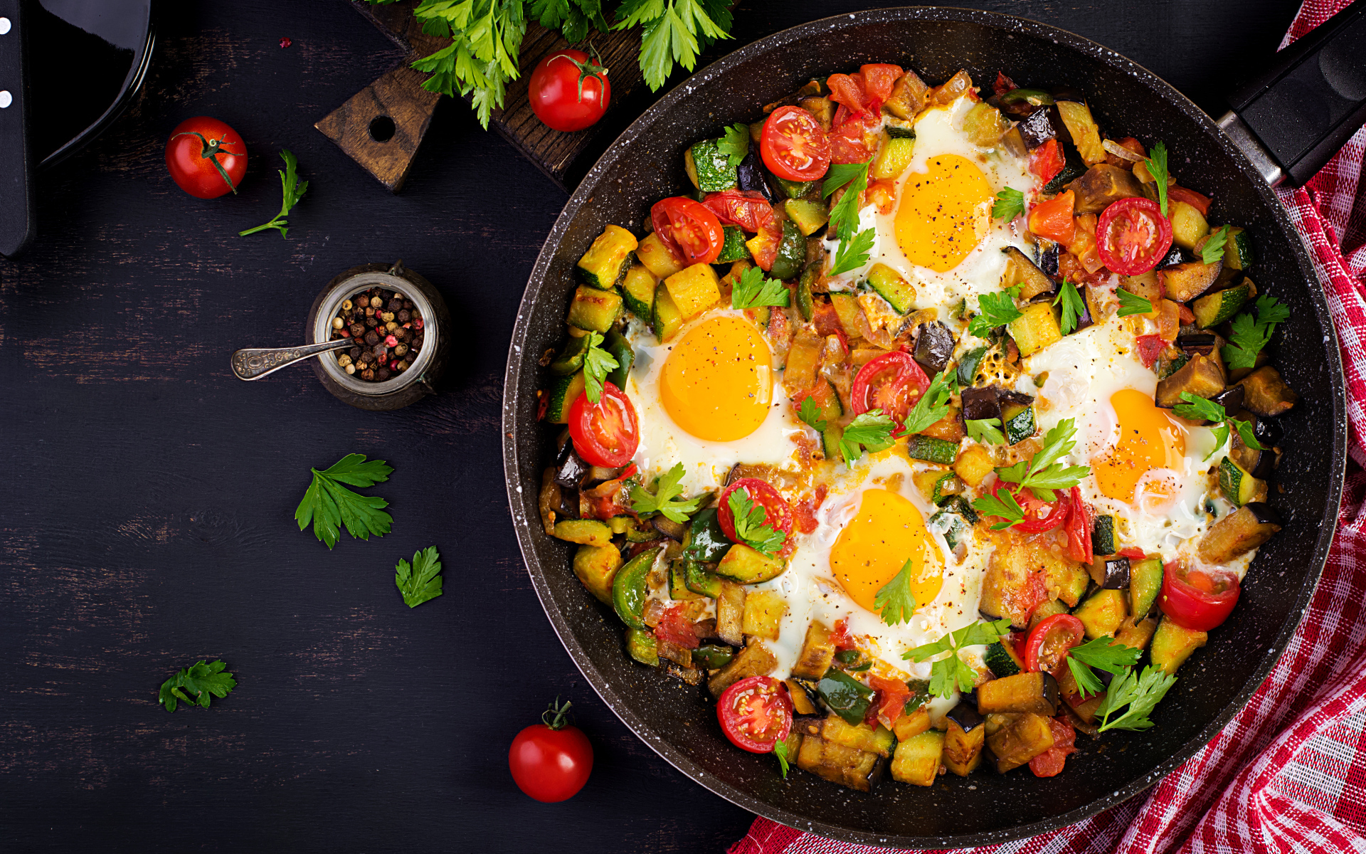 Яичница с овощами в сковороде на столе