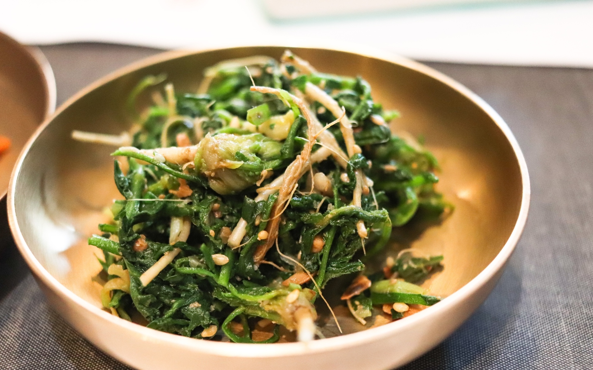 Острый корейский салат в тарелке