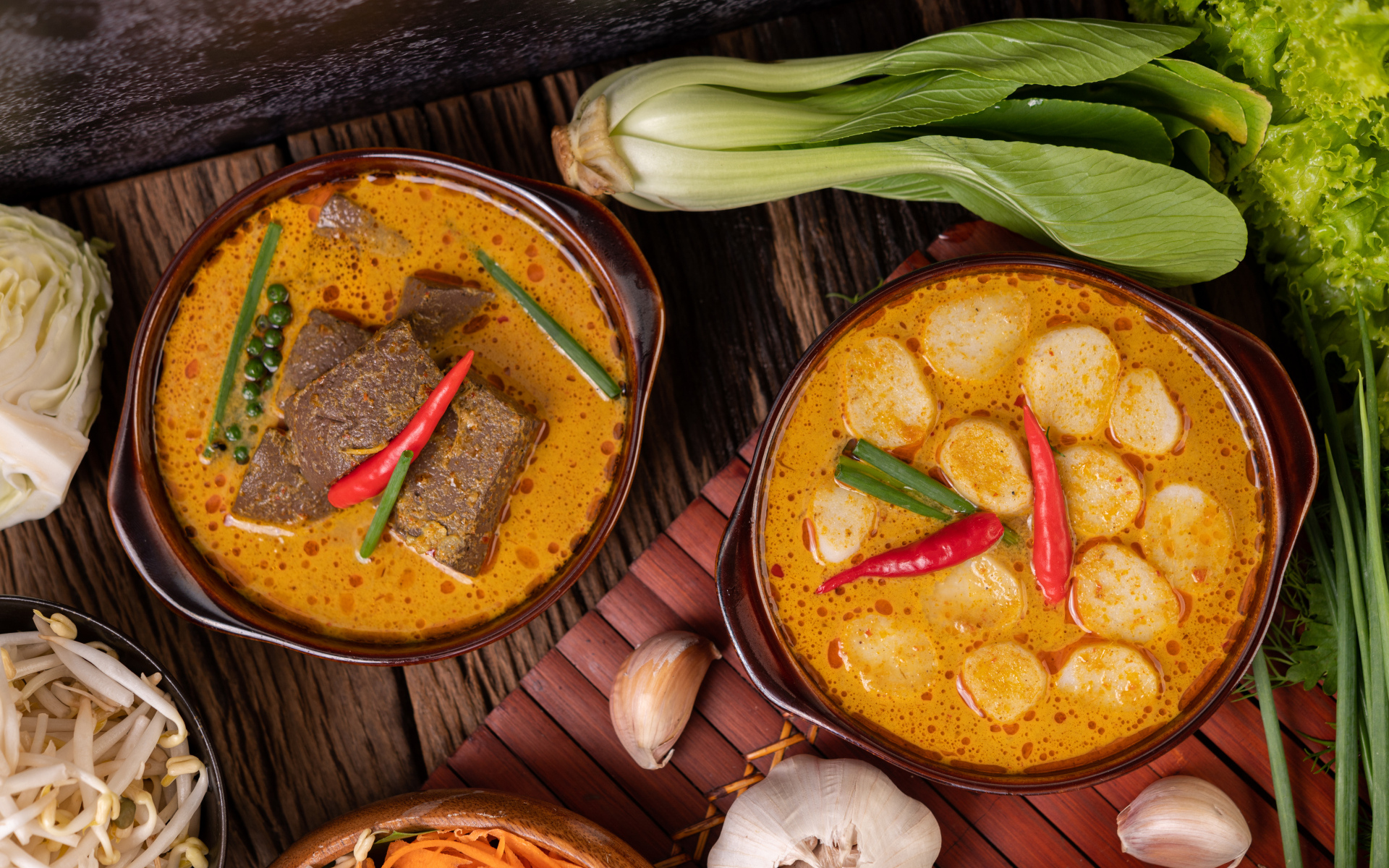 Две тарелки с острым супом на столе