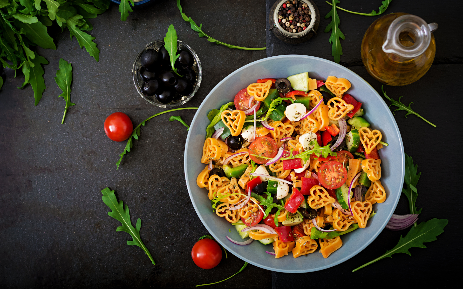 Овощное блюдо с макаронами в тарелке