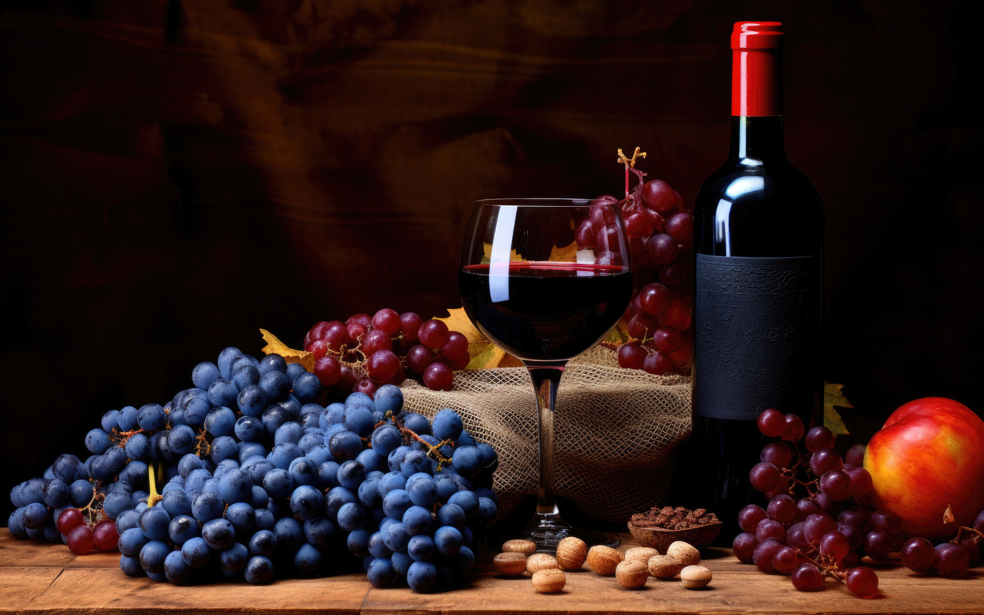 Синий и розовый виноград на столе с вином 