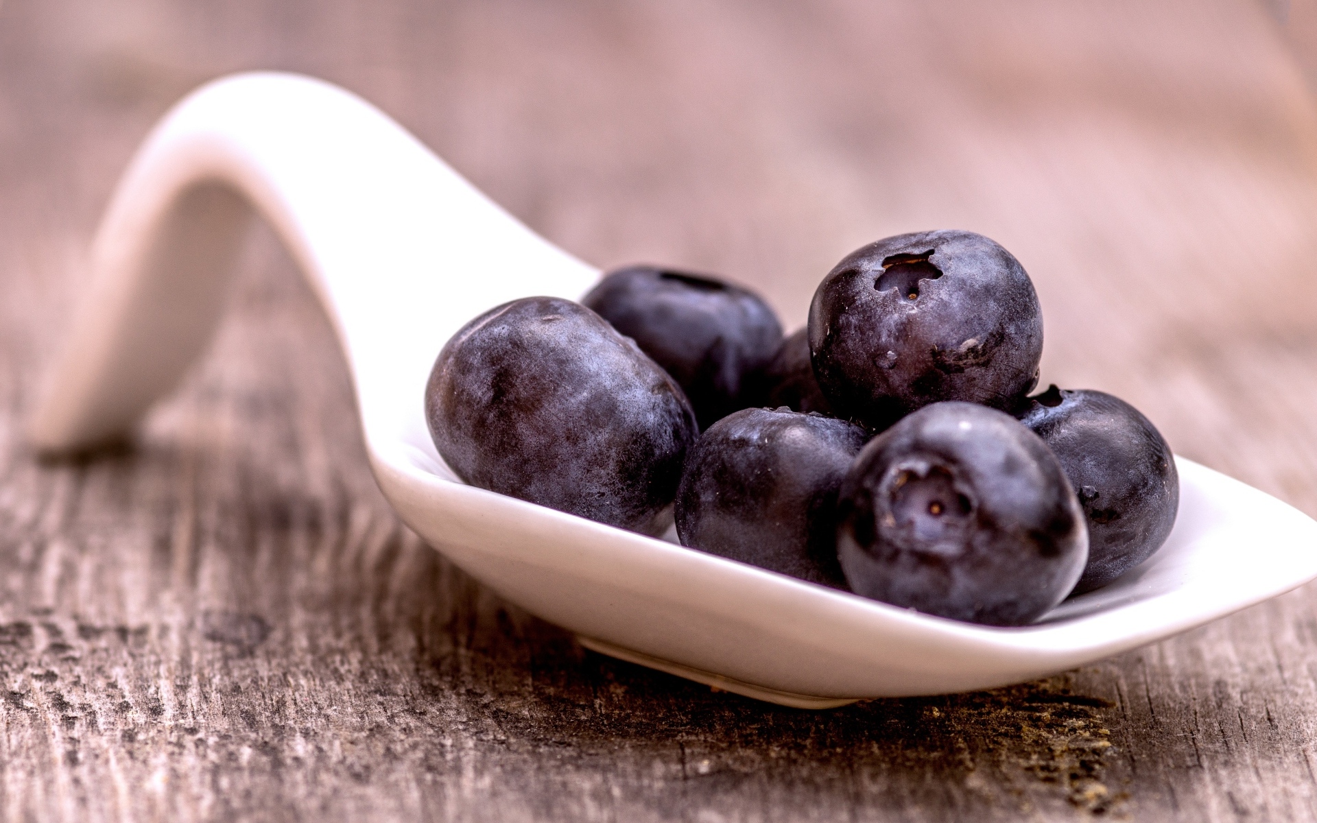 Черника на большой белой ложке