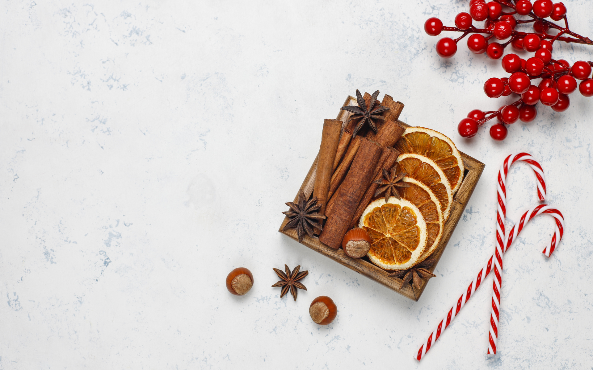 Ингредиенты для глинтвейна на столе с конфетами