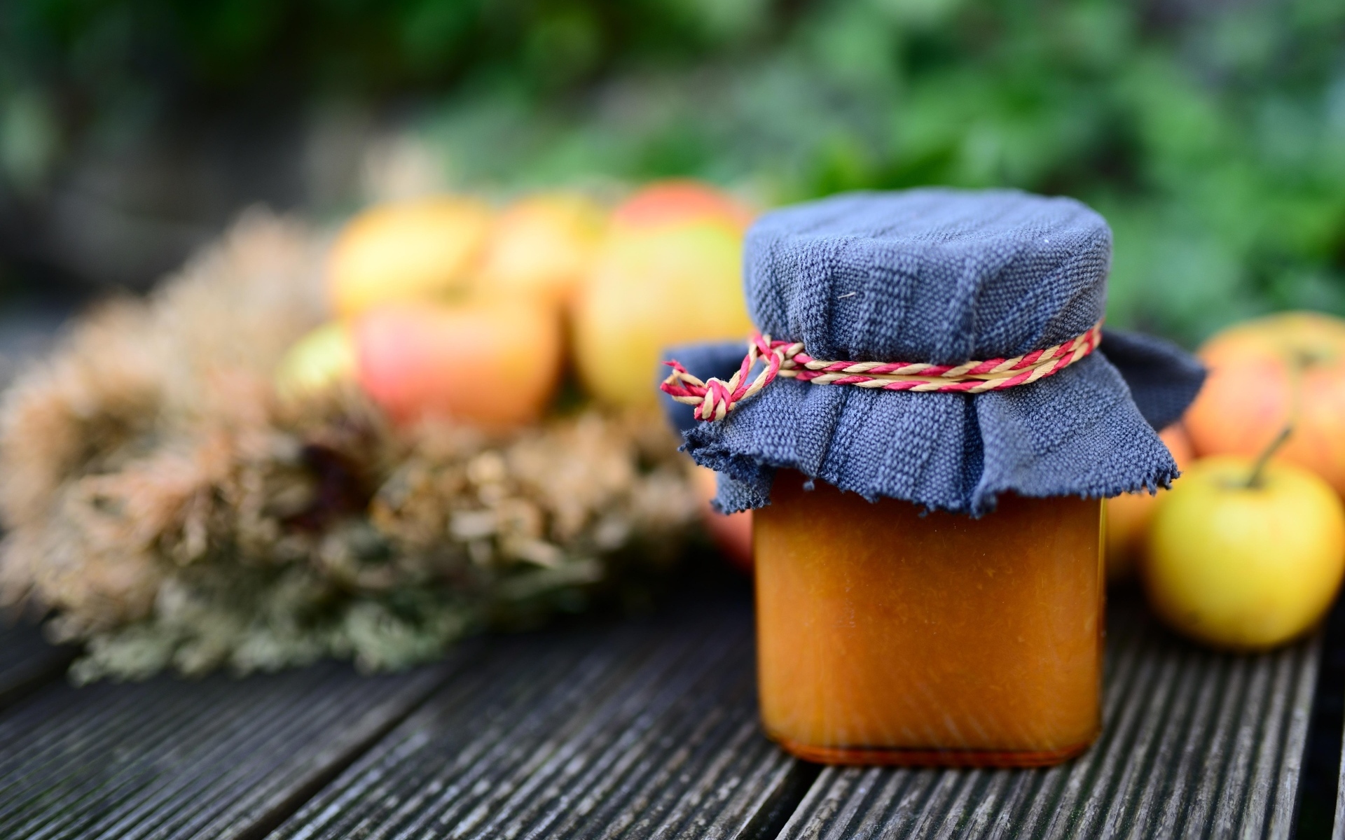 Банка яблочного джема на столе крупным планом