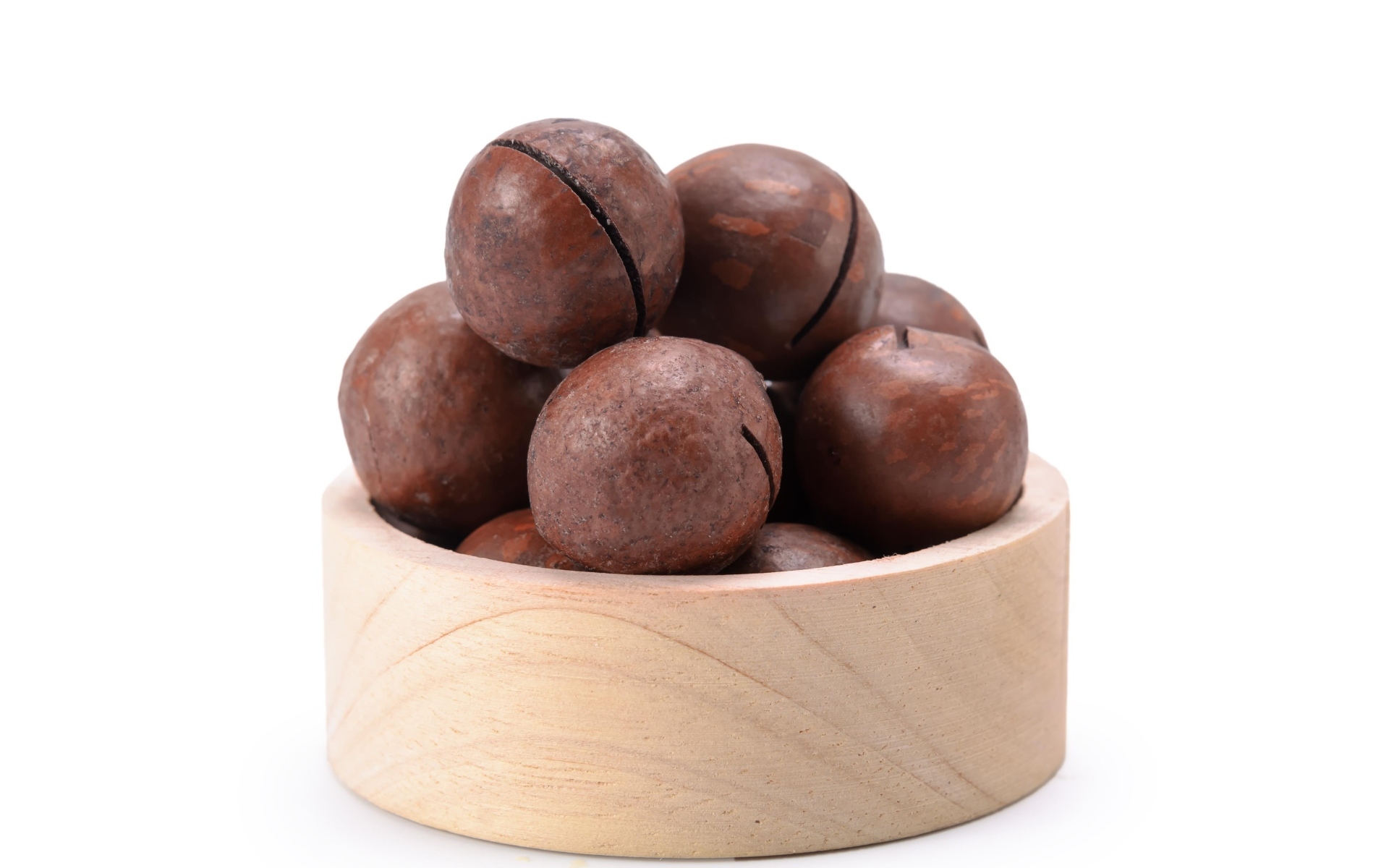 Орехи макадамия на белом фоне