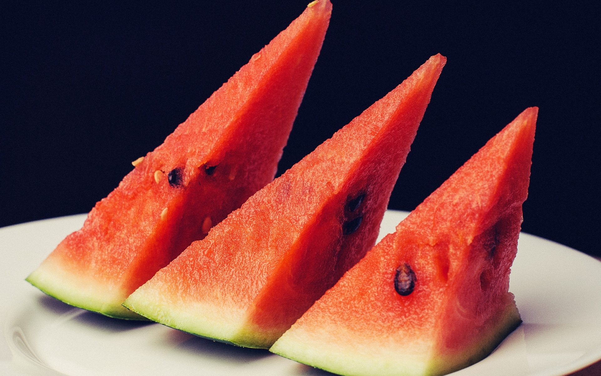 Куски сладкого арбуза на тарелке крупным планом