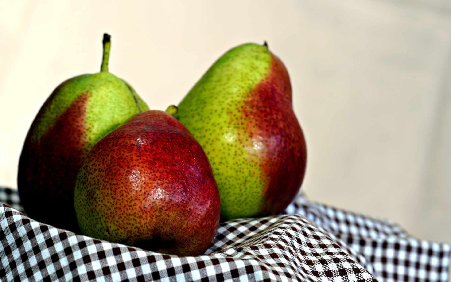 Три груши с полотенцем на столе
