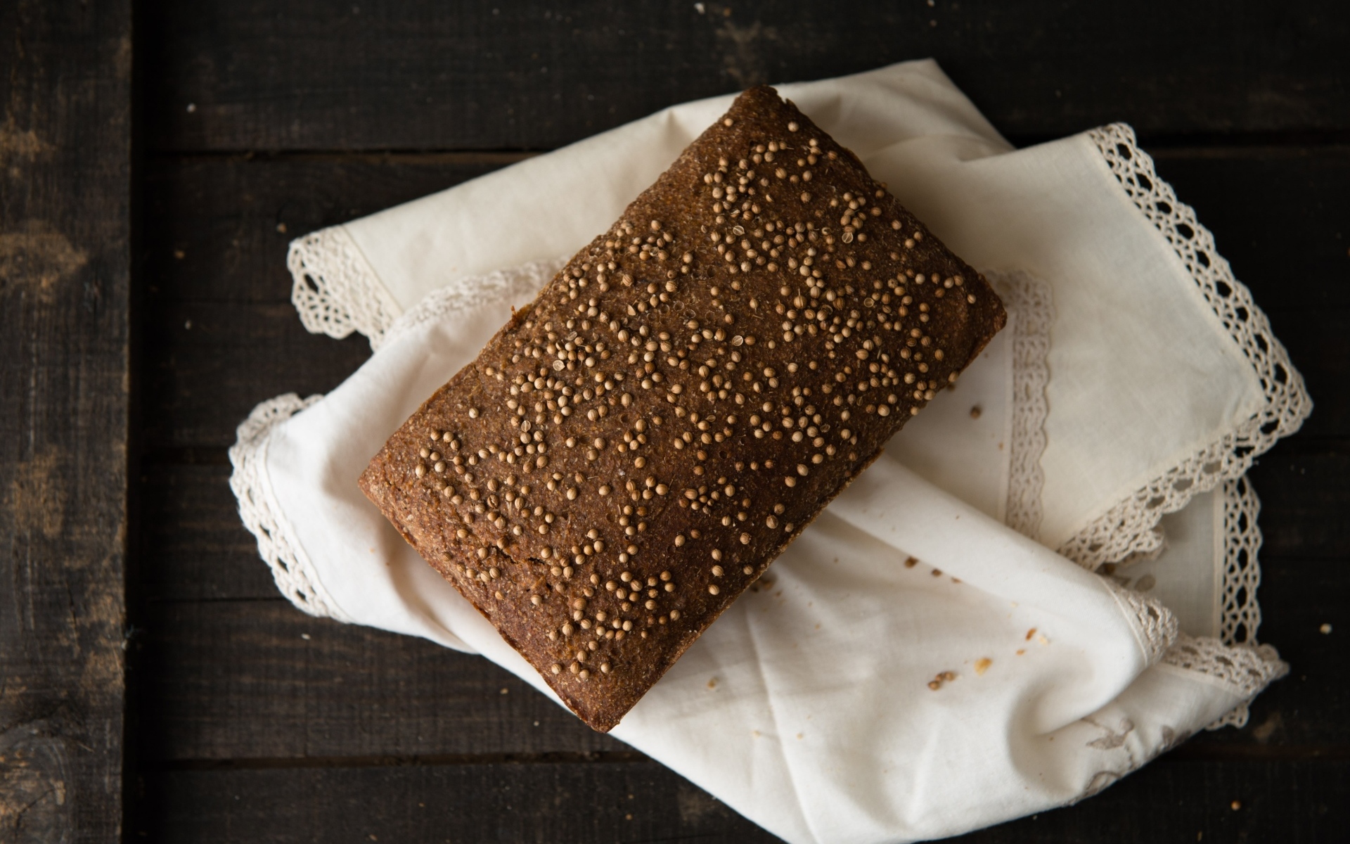 Буханка черного хлеба с тмином