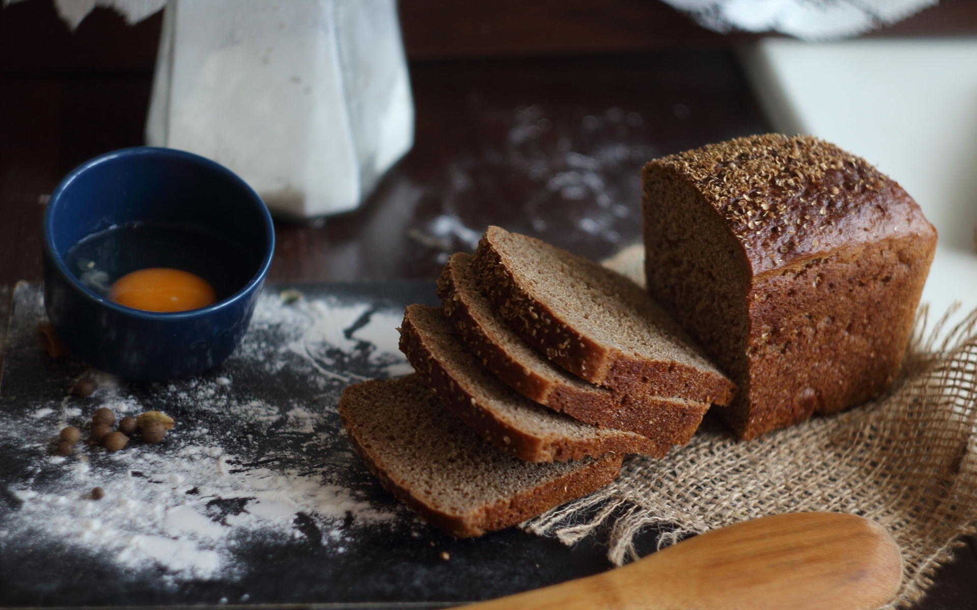 Черный хлеб на столе с мукой