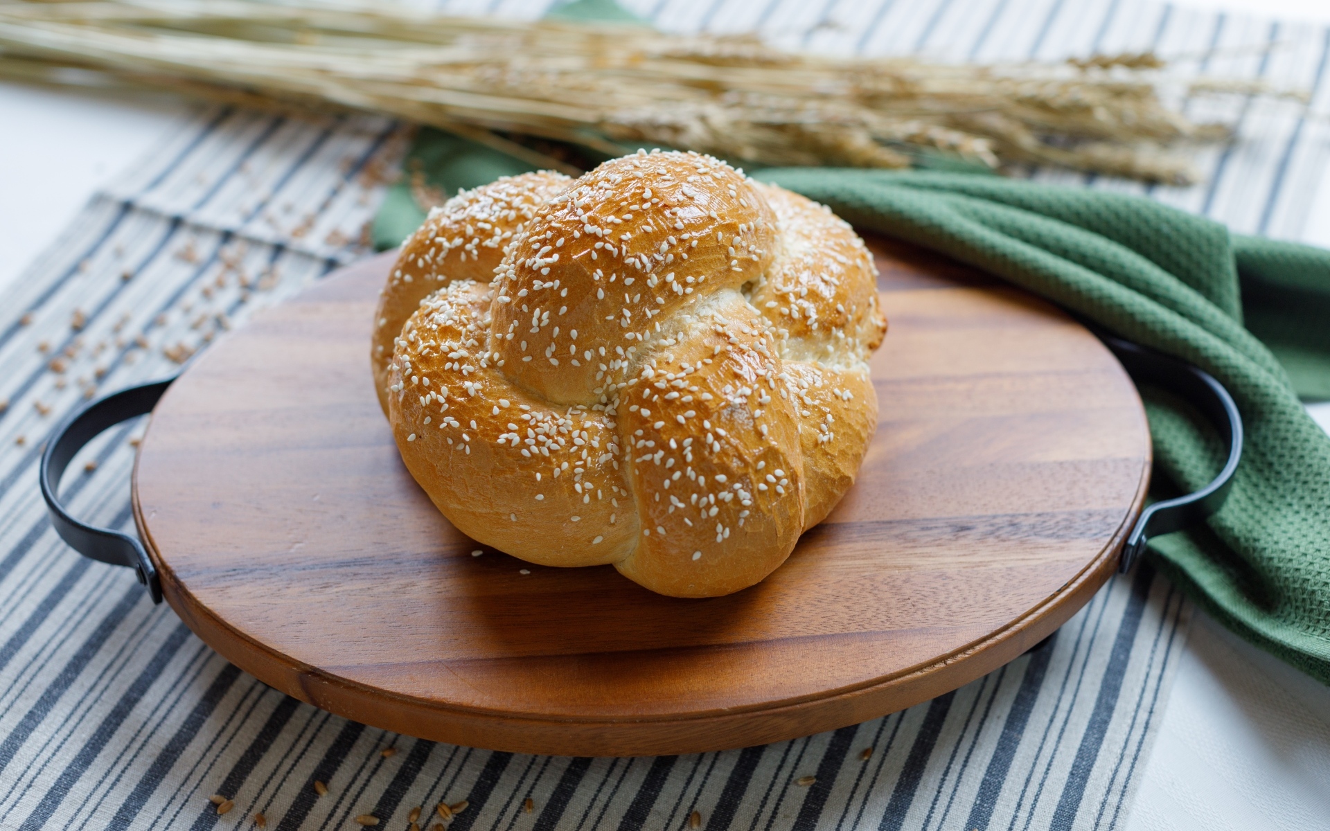 Булочка с кунжутом на разделочной доске
