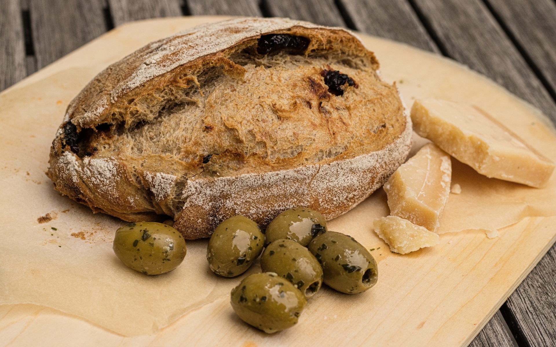 Свежий хлеб с оливками кусочками сыра
