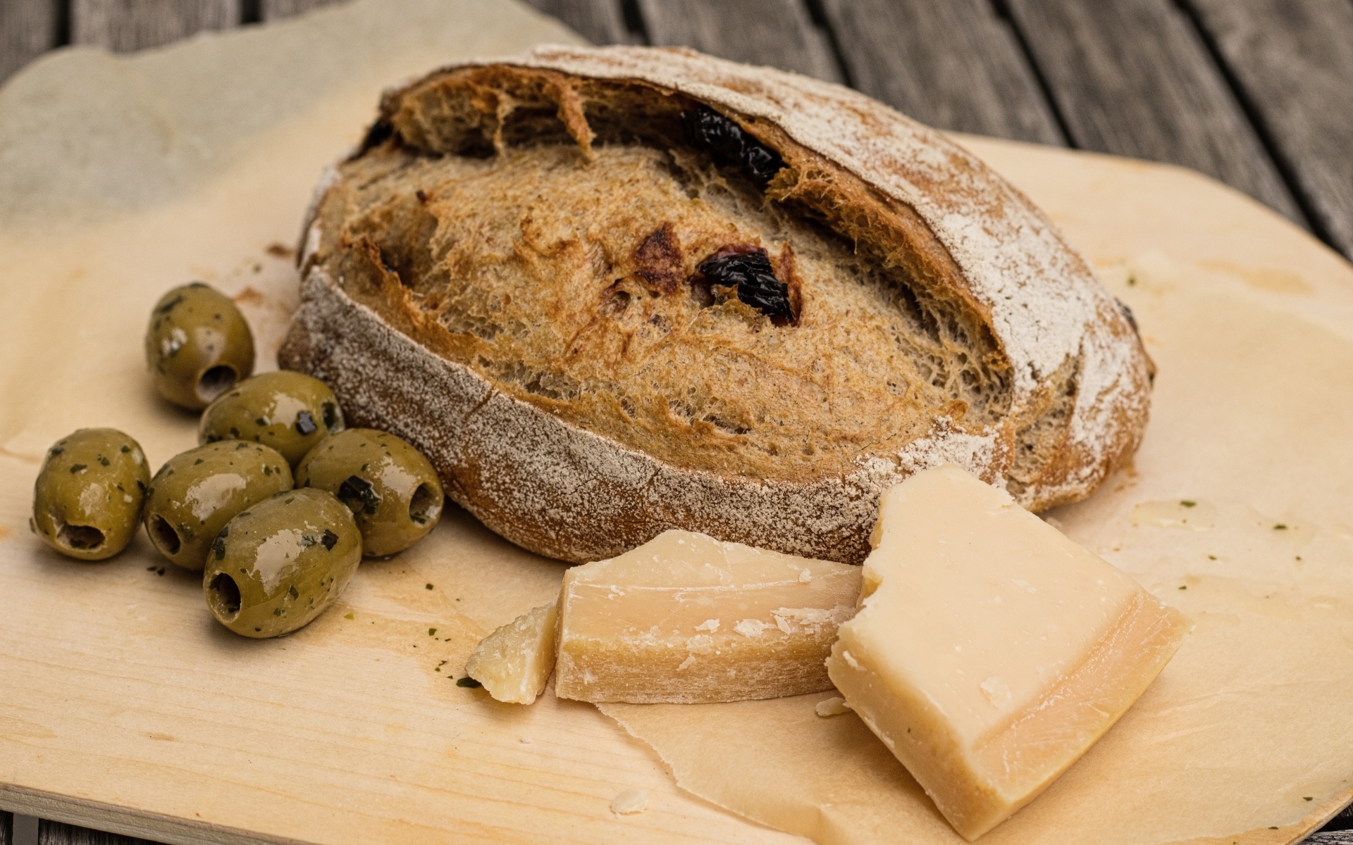 Буханка хлеба с сыром и оливками