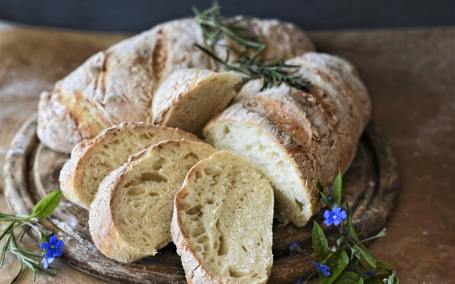 Нарезанная  чиабатта с розмарином на столе