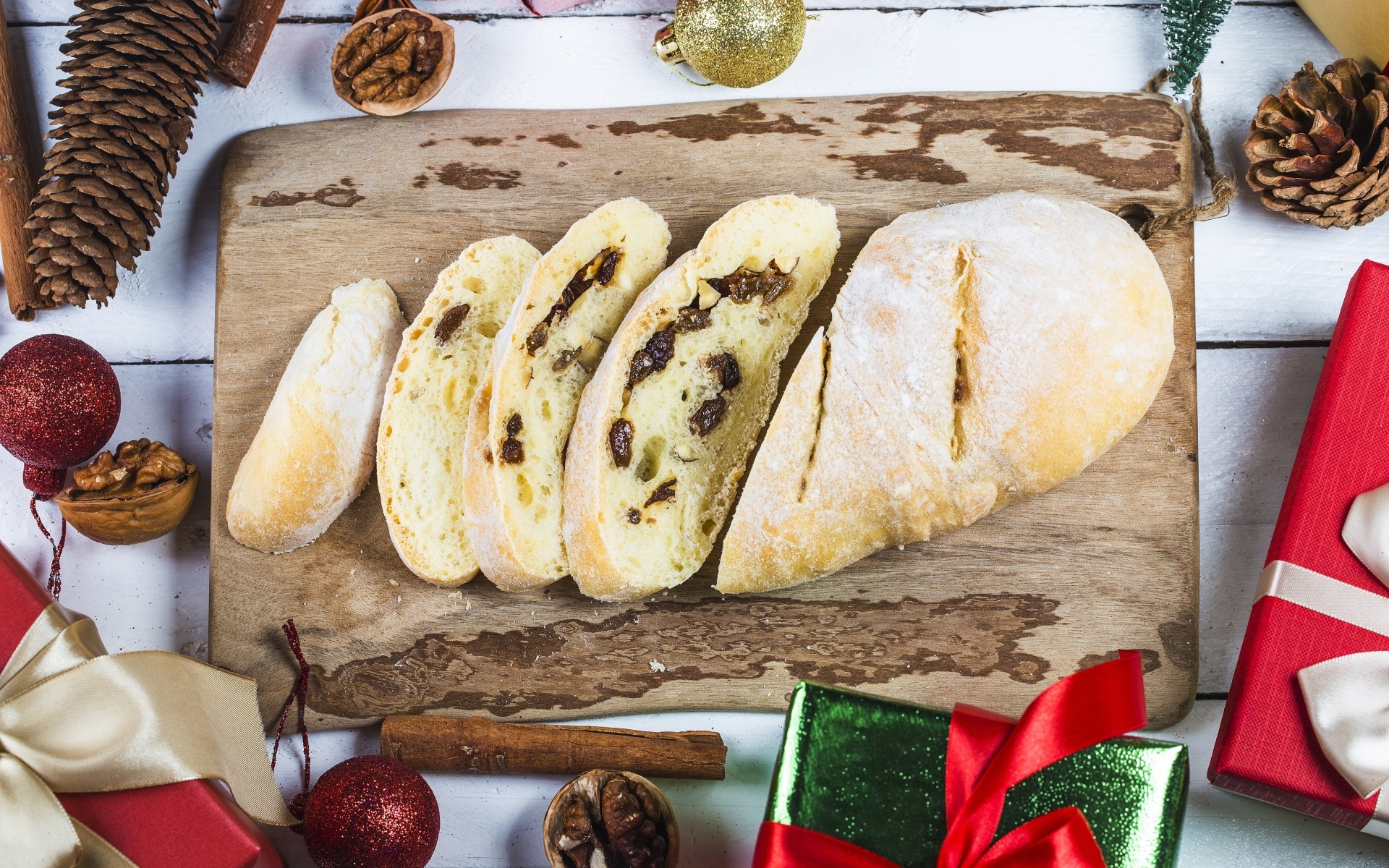 Нарезанный белый батон на столе