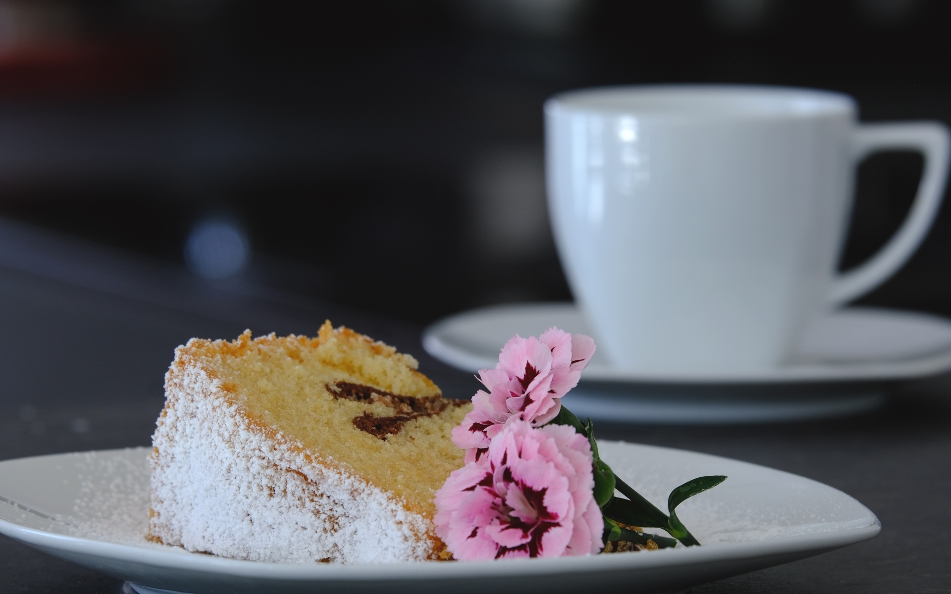 Кусок пирога на тарелке с цветами