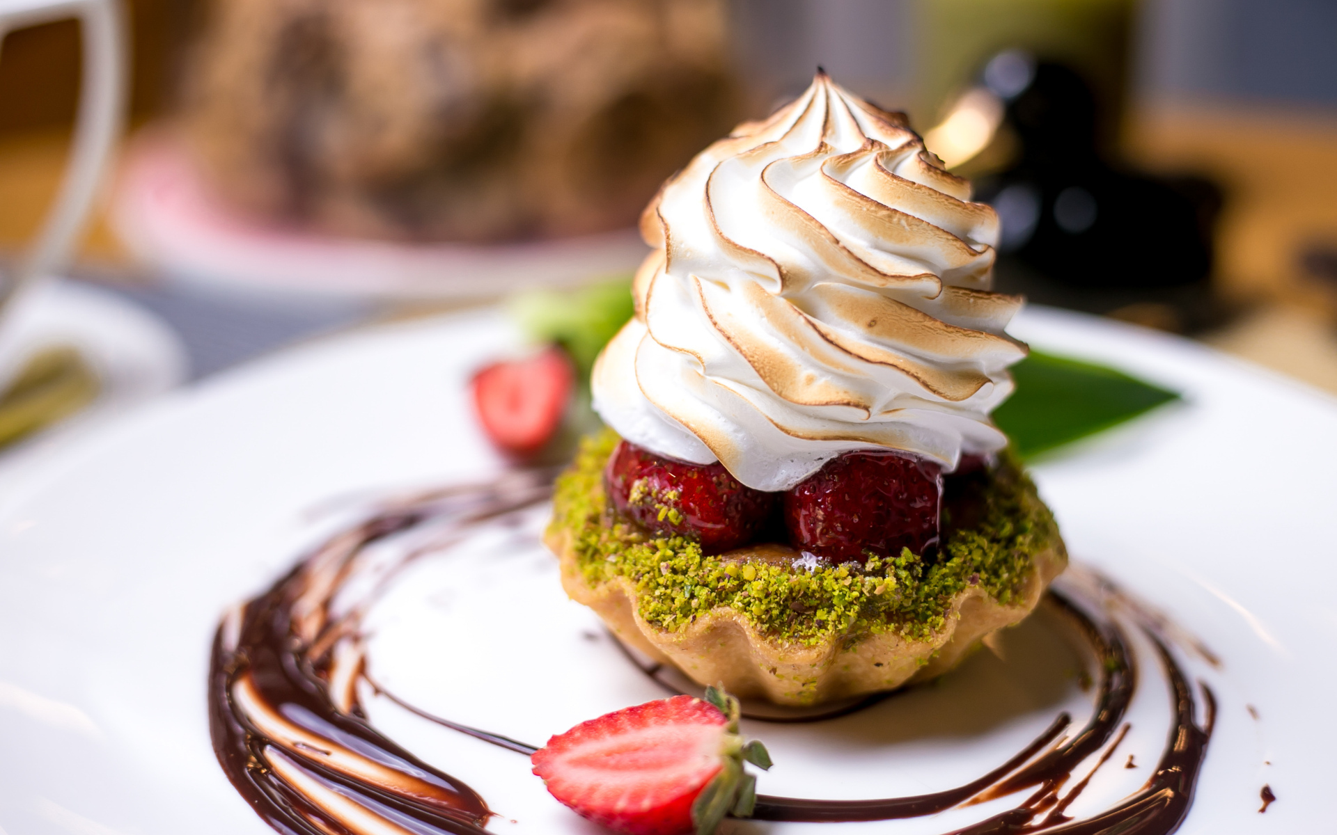 Аппетитное пирожное в тарталетке с кремом