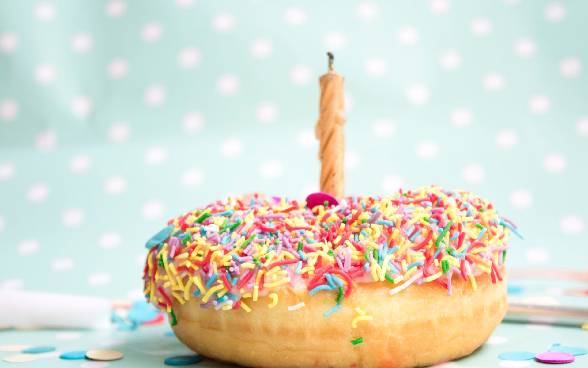 Аппетитный пончик со свечой на день рождения