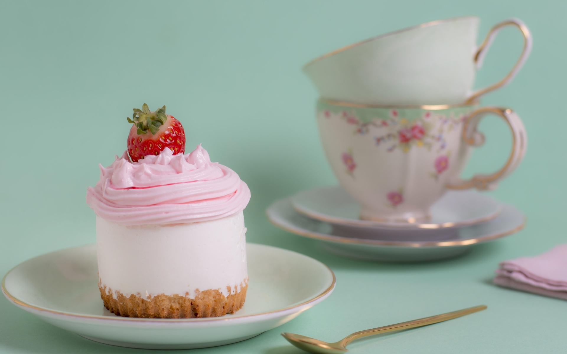 Пирожное на столе с красивыми чашками
