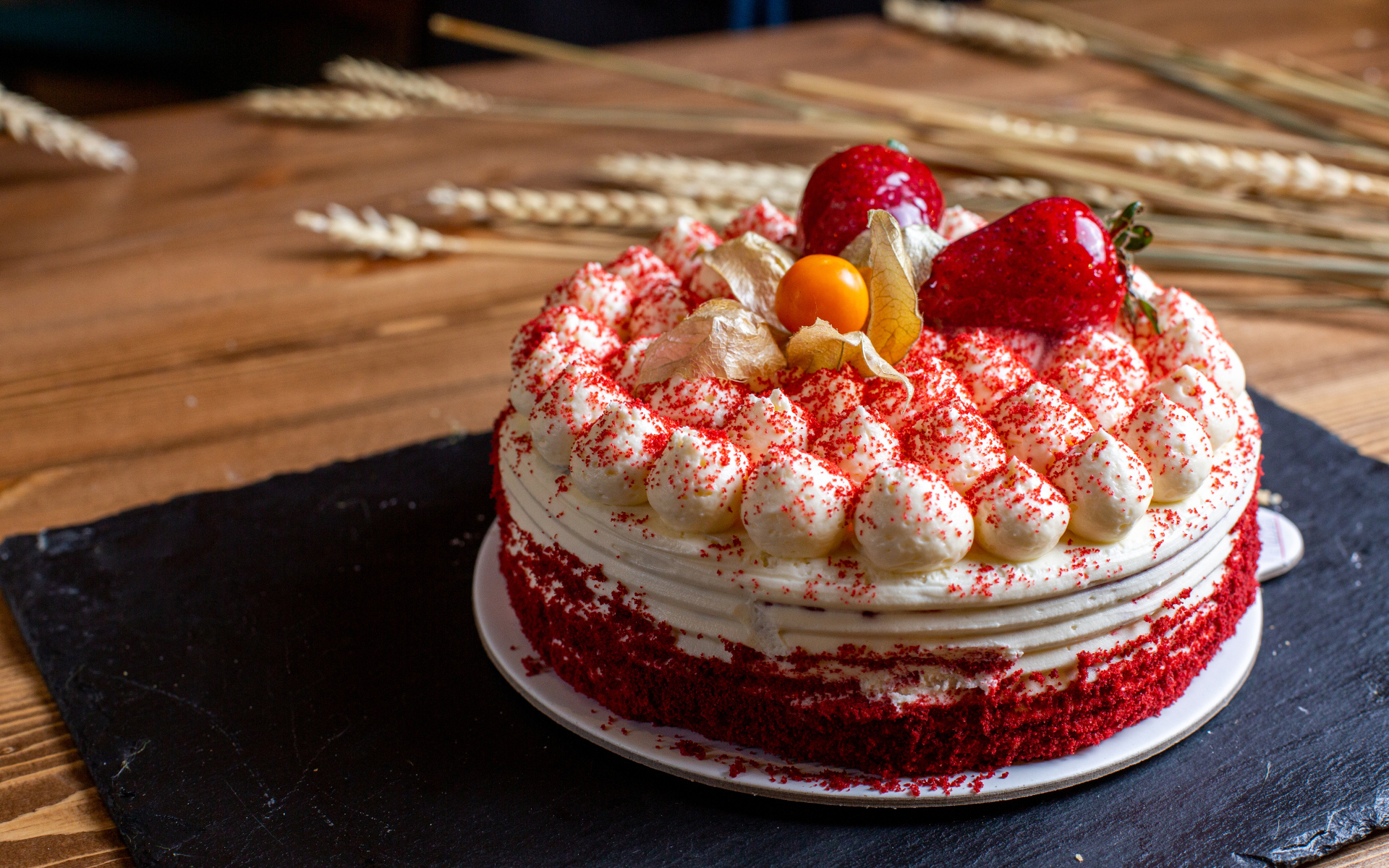 Торт со взбитыми сливками и ягодами клубники