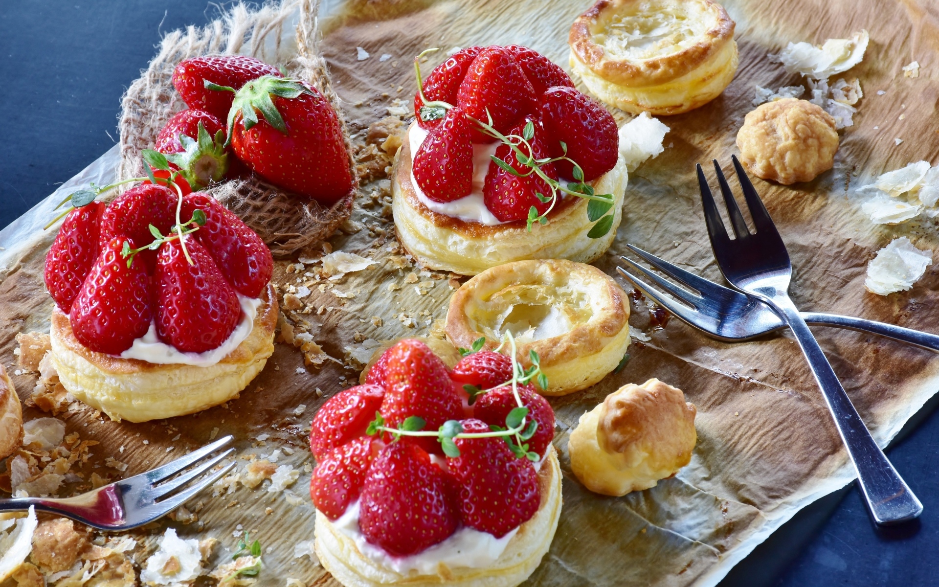 Пирожные с кремом и ягодами клубники