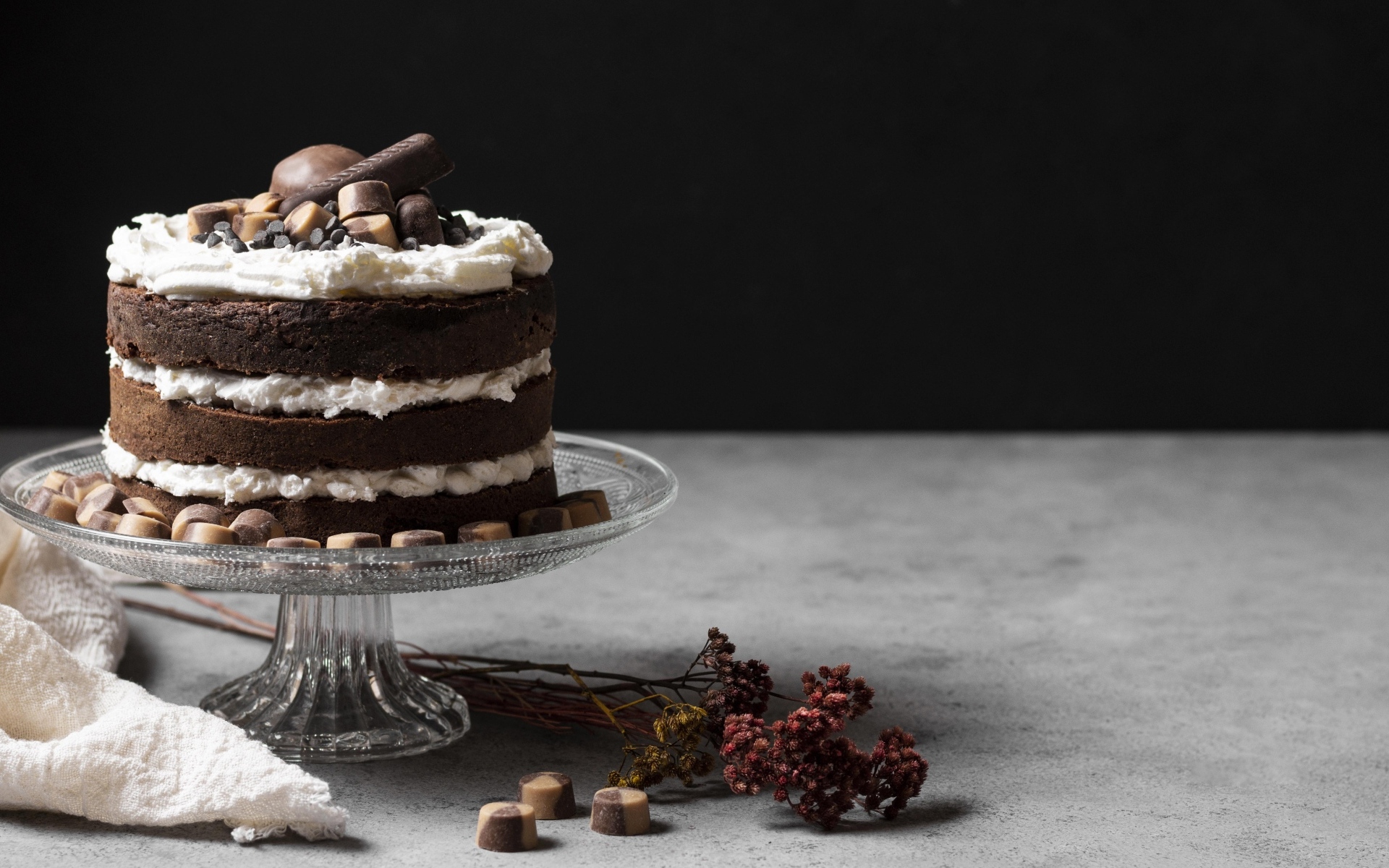 Шоколадный торт с белым кремом и конфетами