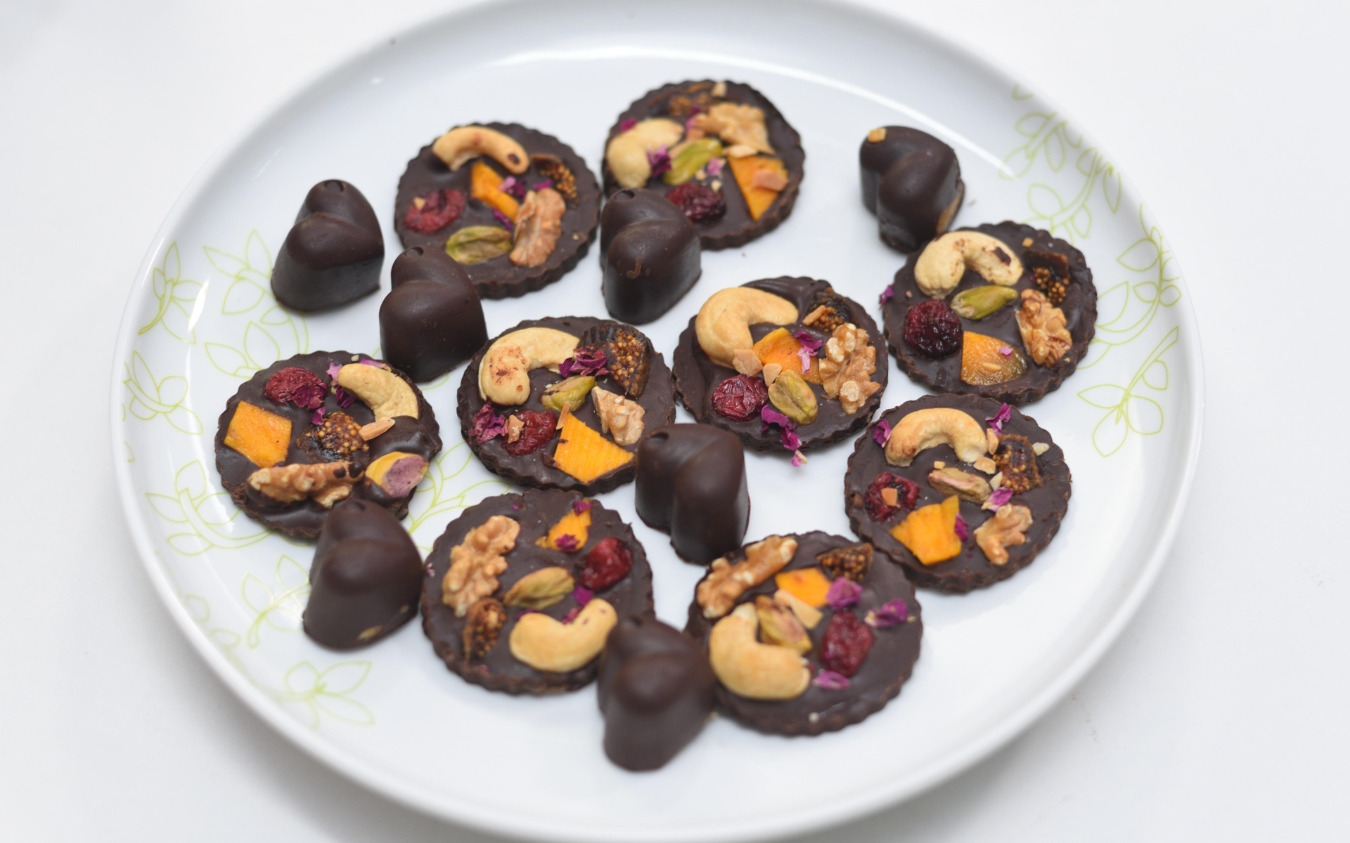 Шоколадные конфеты с орехами на тарелке