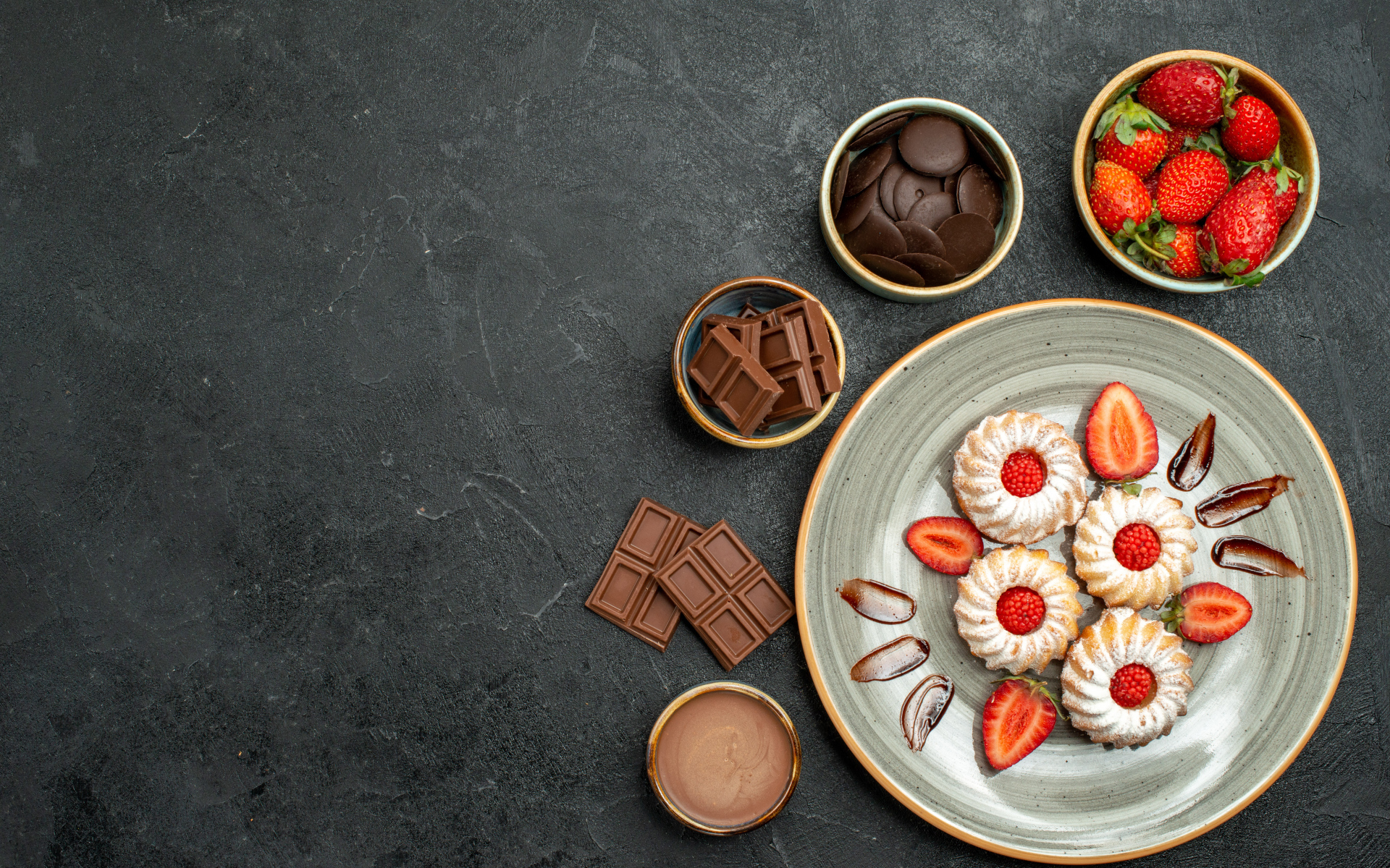 Печенье на столе с шоколадом и ягодами клубники