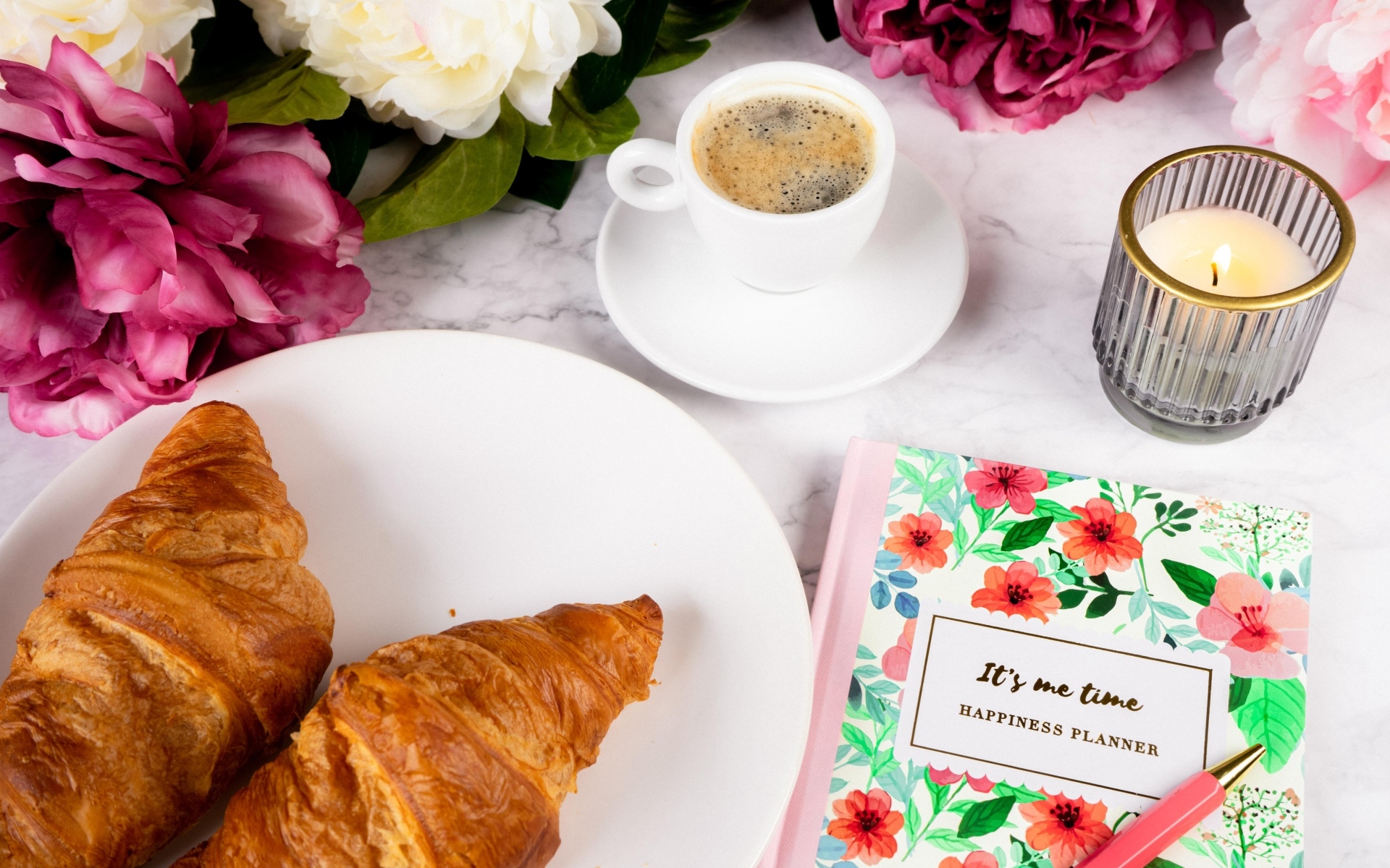 Круассаны на столе с кофе и цветами