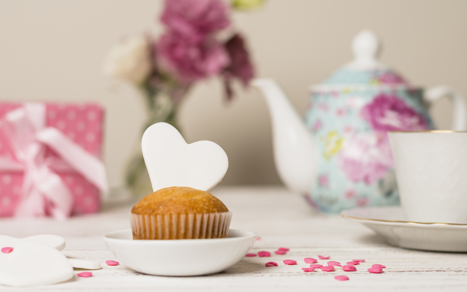 Кекс с сердечком на столе с посудой