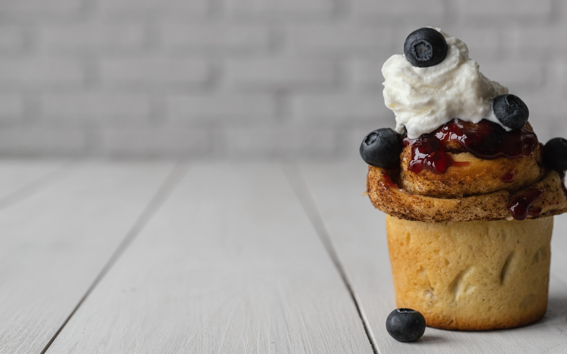 Кекс со взбитыми сливками и ягодами черники