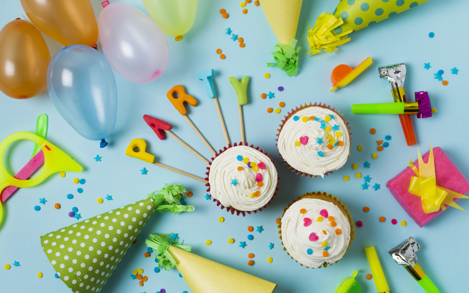 Кексы и праздничный декор на день рождения на голубом фоне