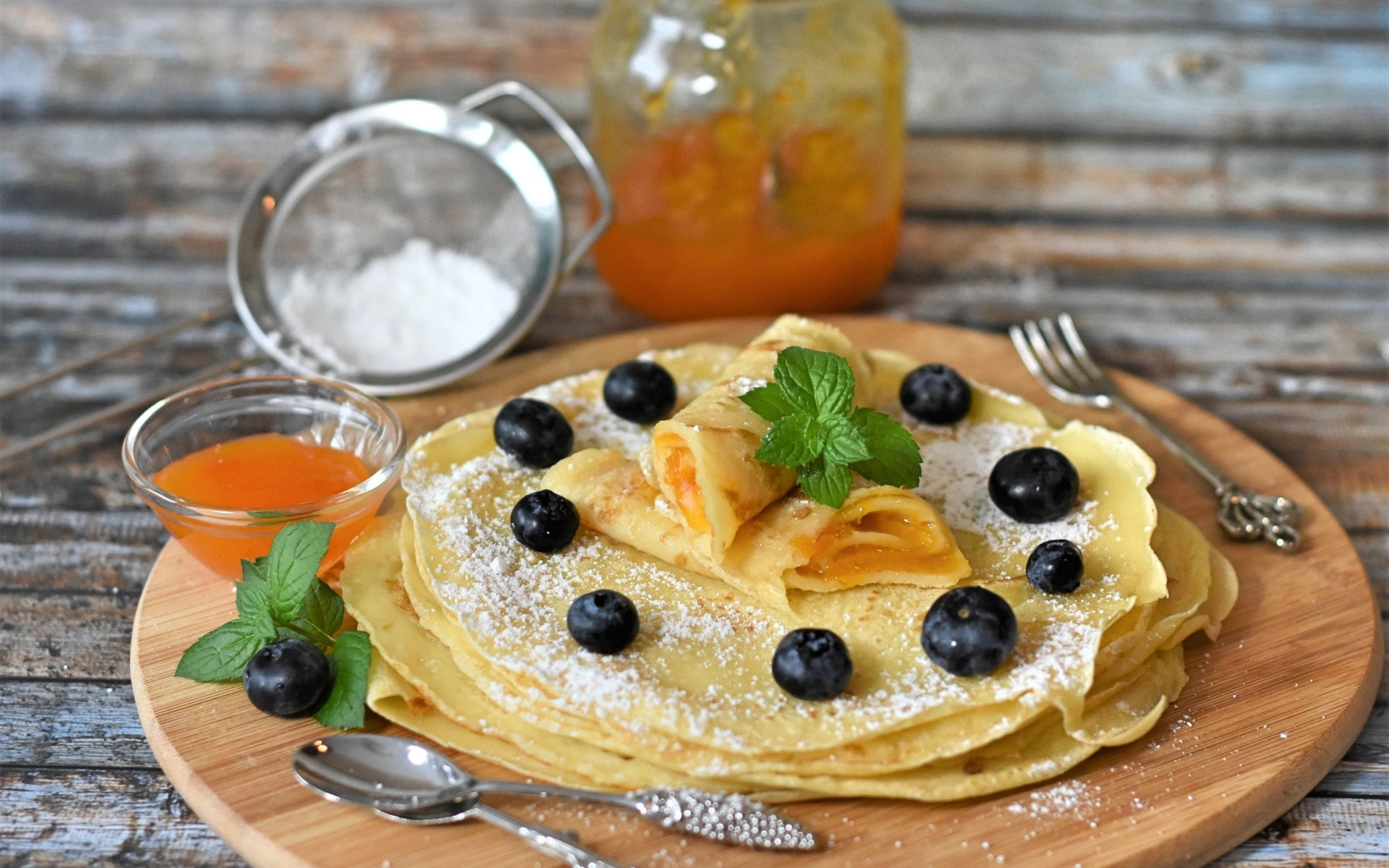 Вкусные сладкие блины с ягодами черники и сахарной пудрой