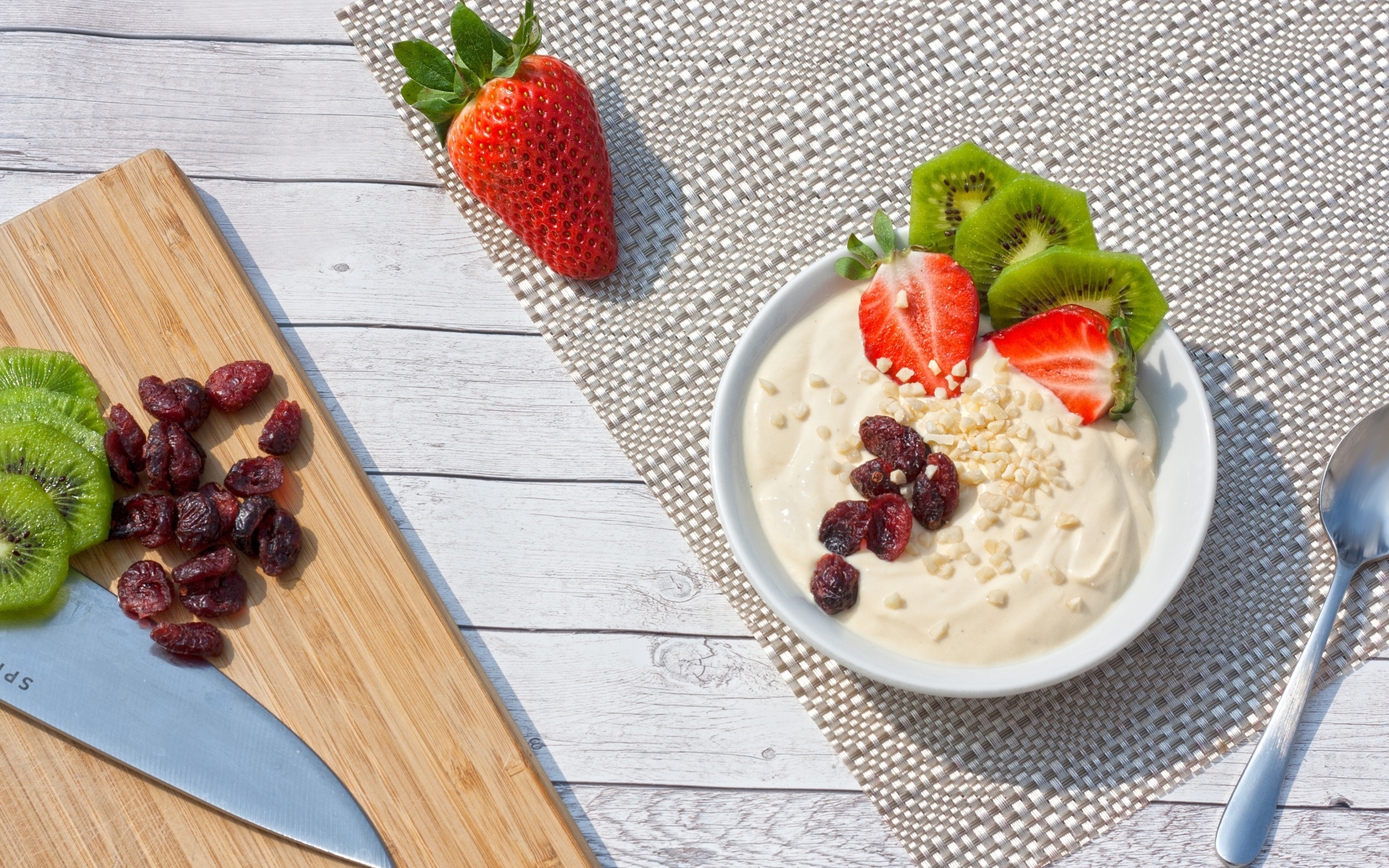 Десерт с киви, клубникой и сушеными ягодами