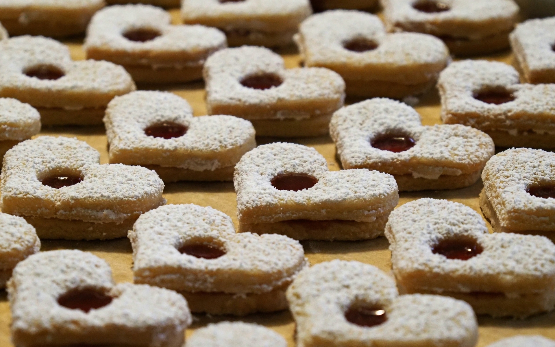 Печенье в форме сердца с сахарной пудрой и джемом