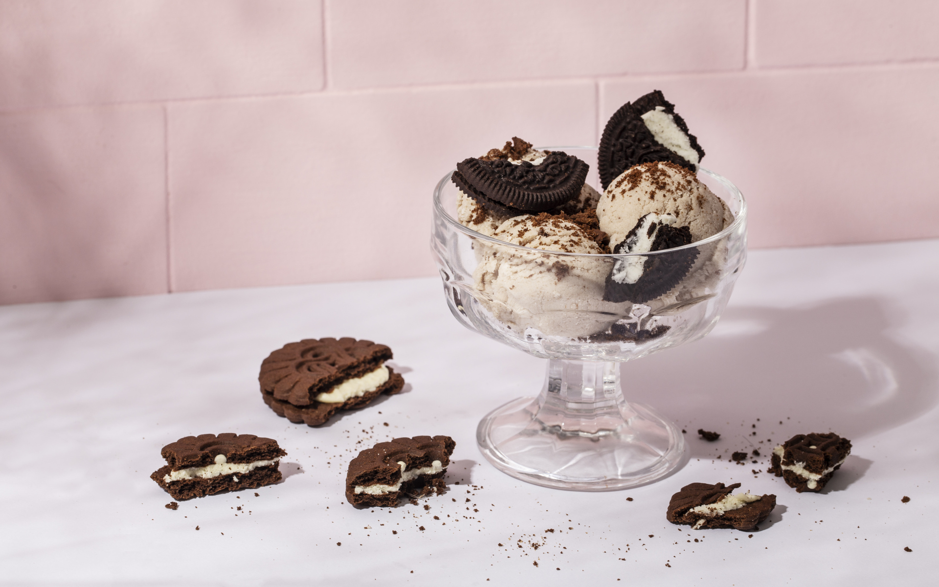 Шарики мороженого с печеньем на столе