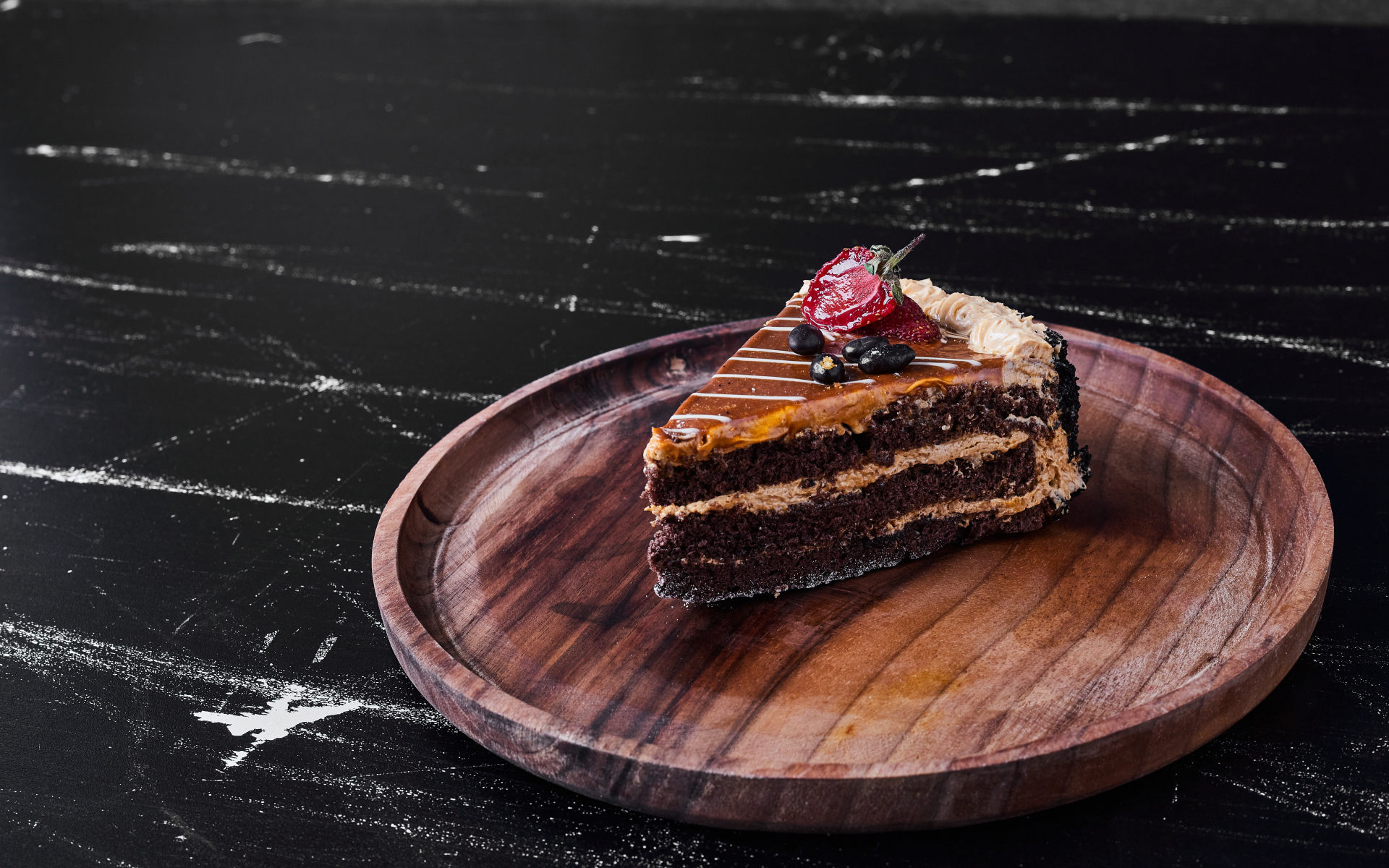 Большой кусок торта на деревянной доске