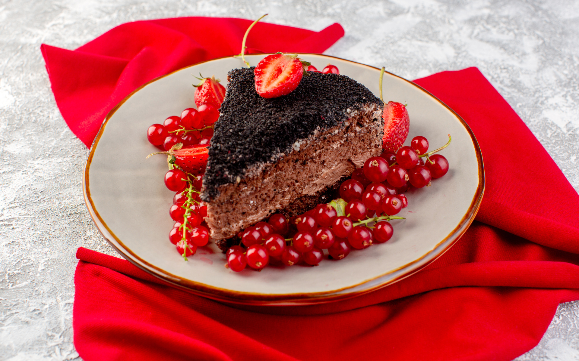 Кусок торта с красной смородиной и клубникой