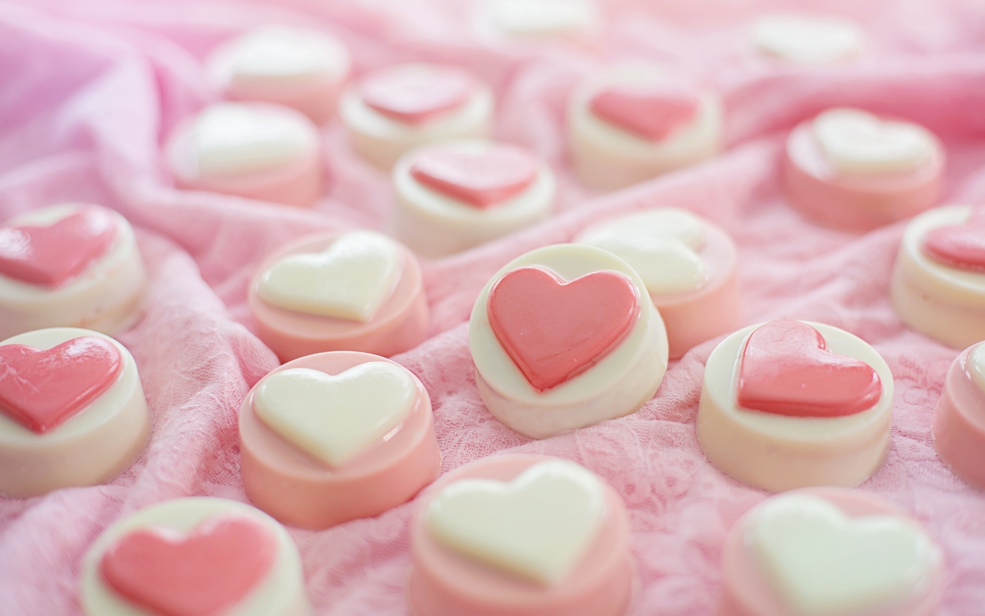 Розовые конфеты с сердечками на ткани