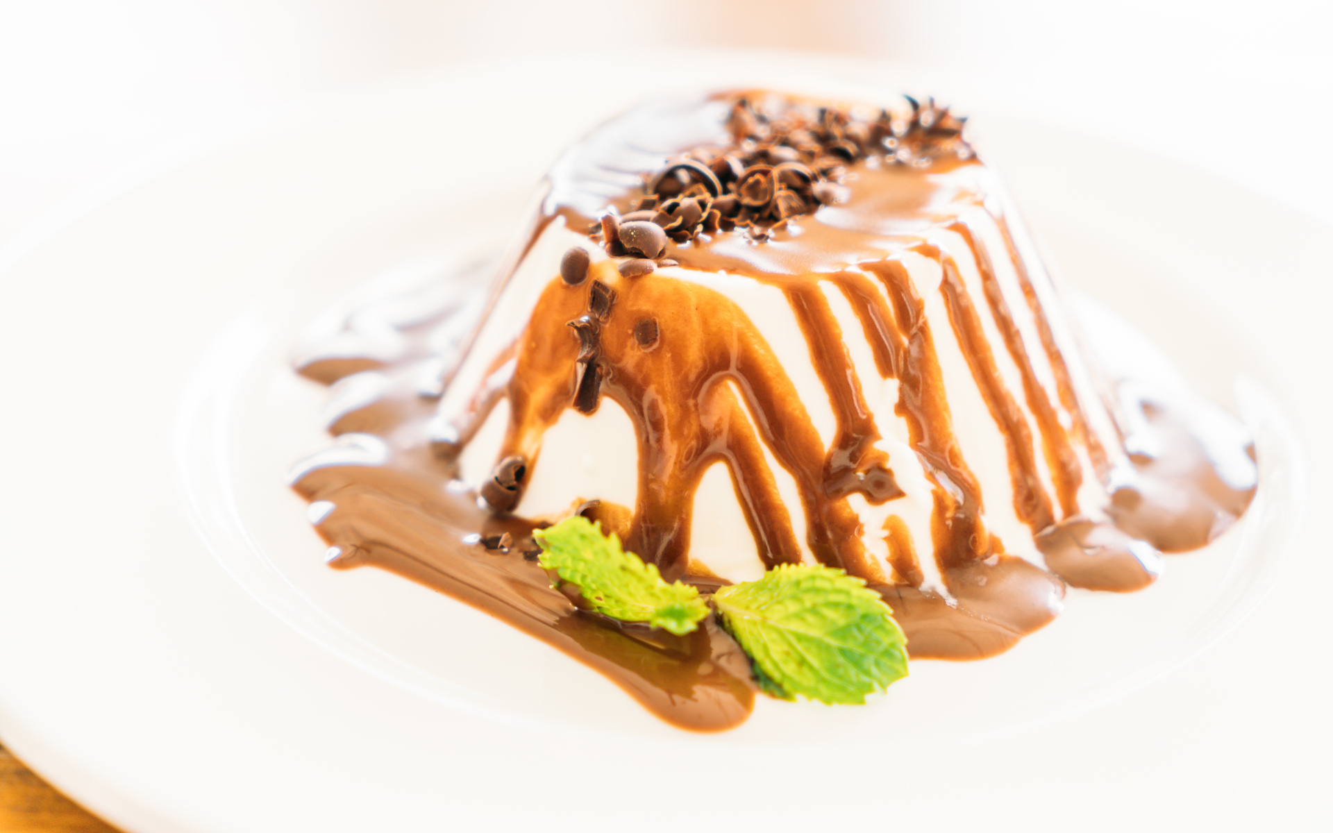 Пудинг с шоколадом на белом фоне