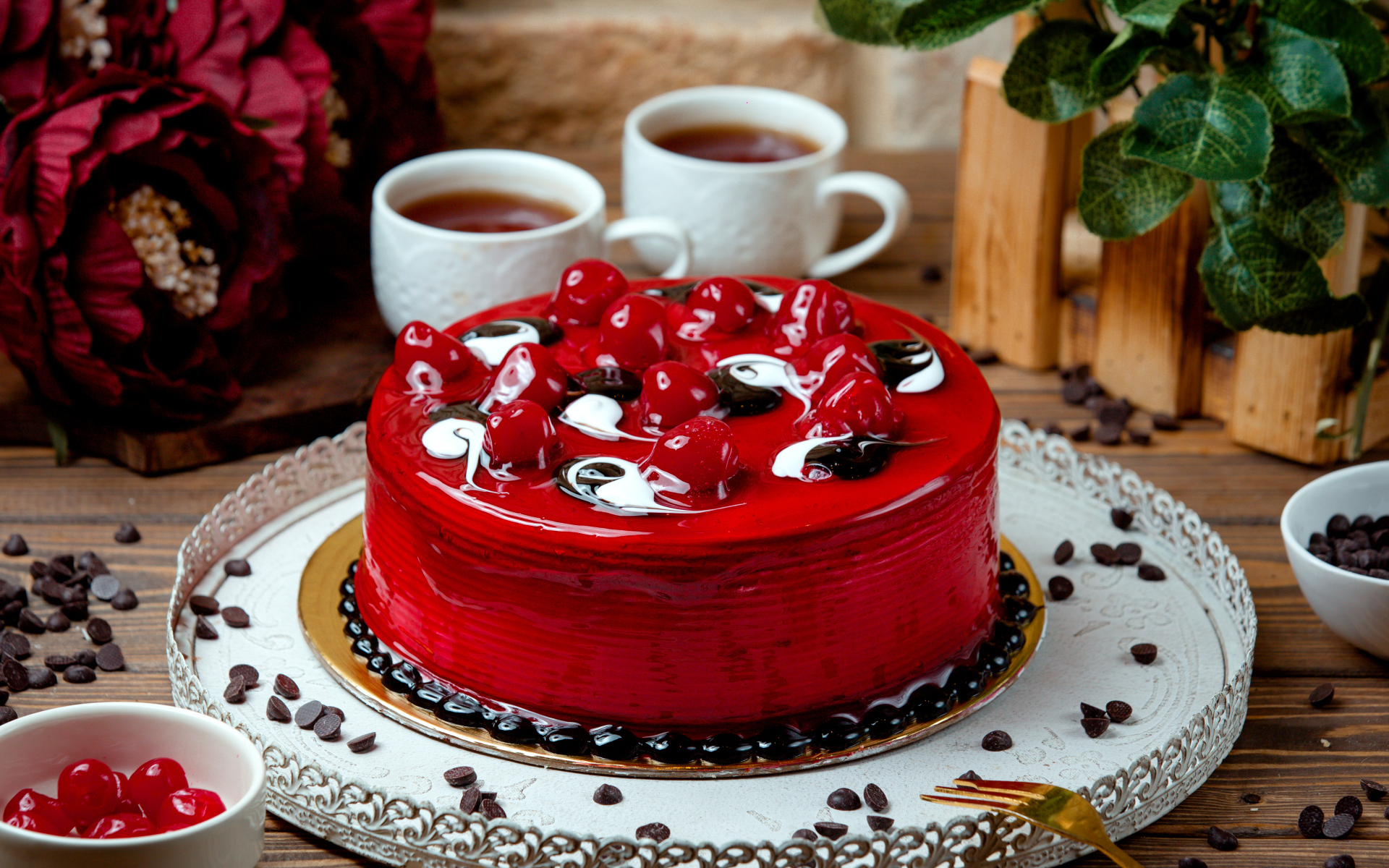 Красный вишневый торт на столе с чаем
