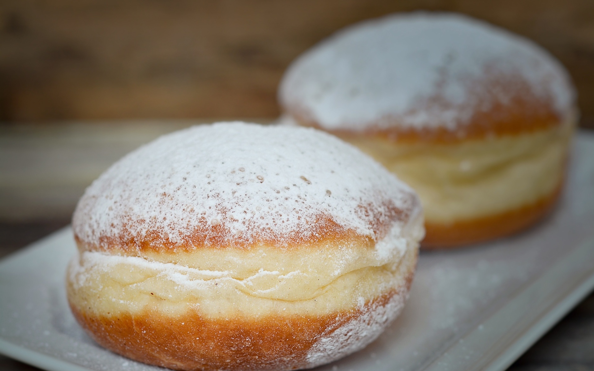 Сладкие пончики с сахарной пудрой