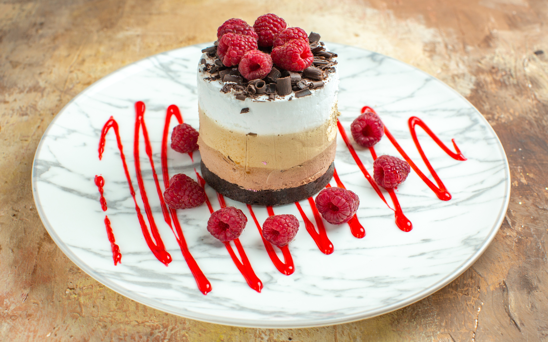 Торт три шоколада с ягодами малины