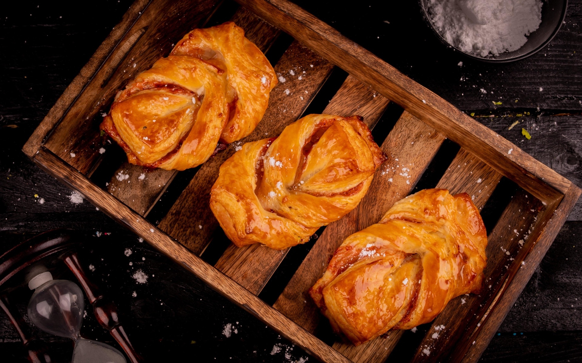 Три аппетитные свежие булочки на столе