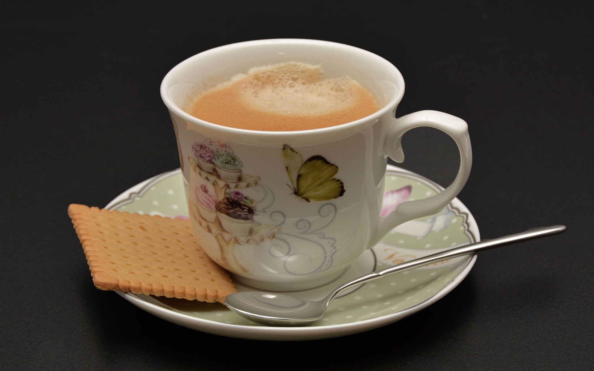 Чашка какао с печеньем на сером фоне