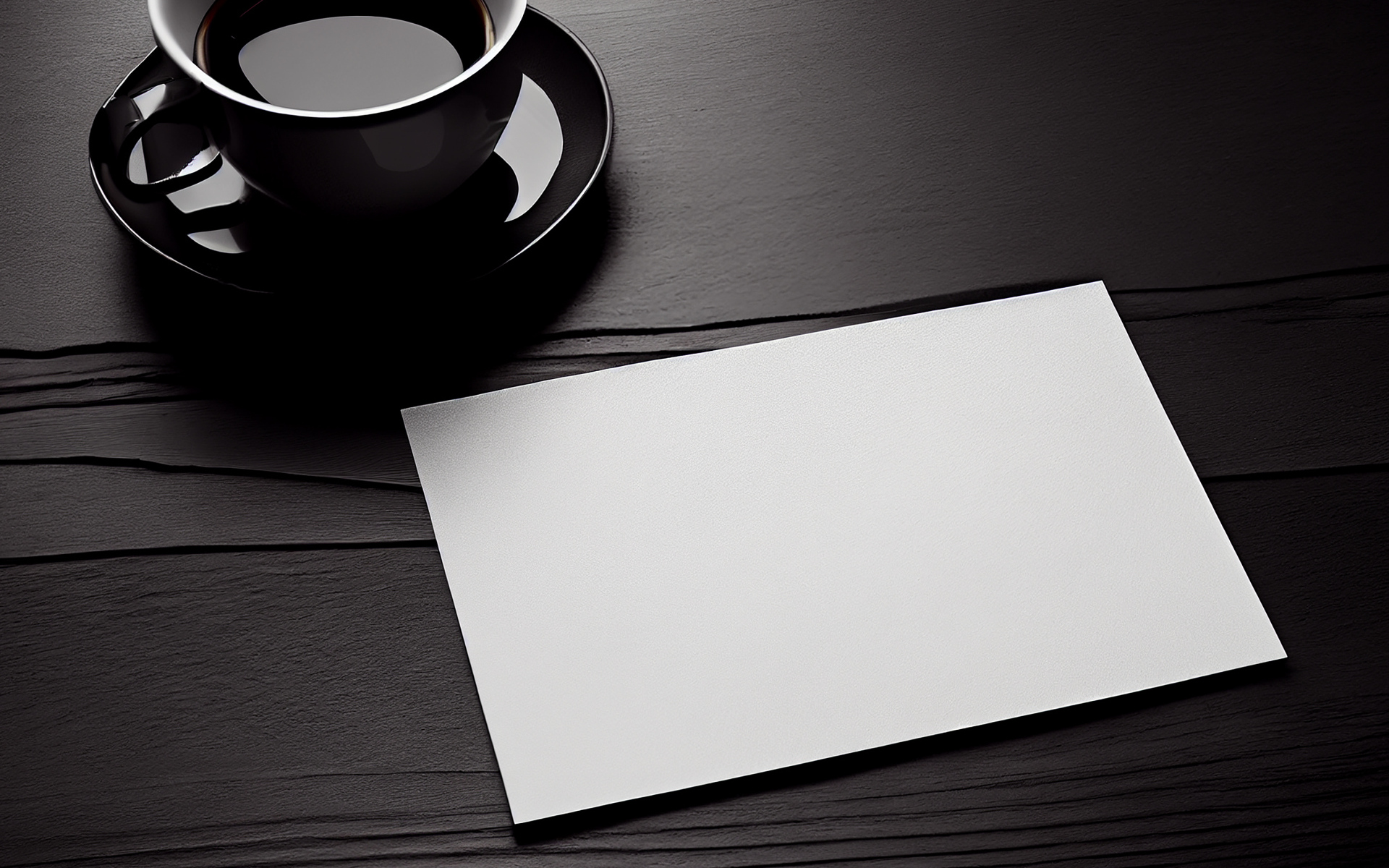Чашка кофе с белым листом на столе