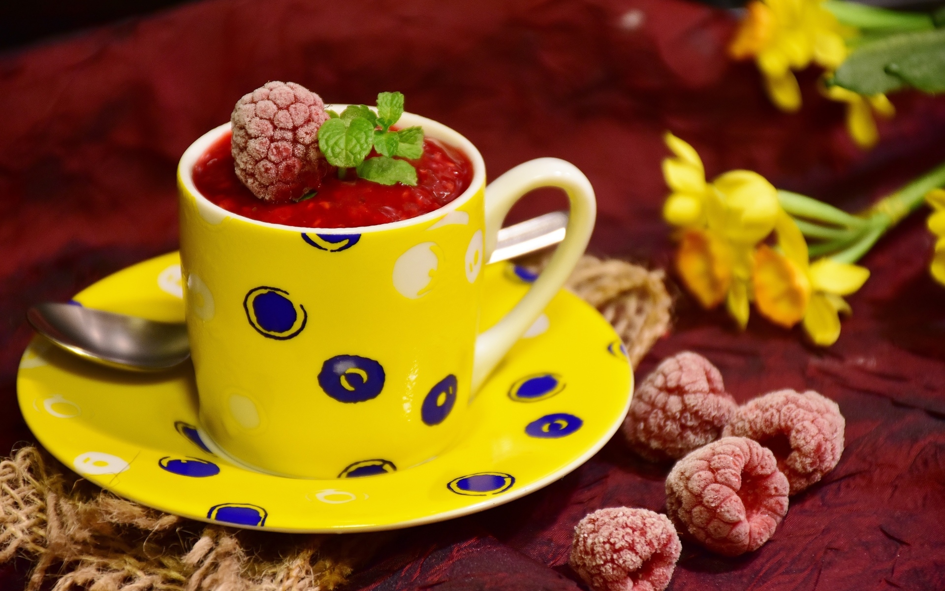 Малиновый сорбет в желтой чашке