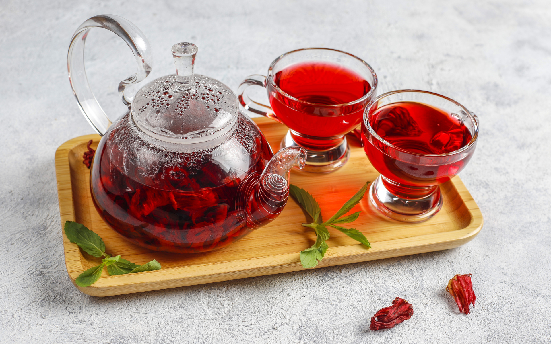 Красный чай в заварнике на подносе с чашками